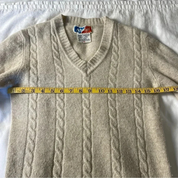 Vintage Lambswool Blend Sweater M Oatmeal V Neck Academia Normcore 70’s 80’s - Picture 7 of 7
